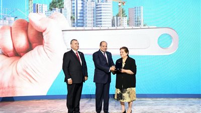 السيسي يكرم والدة نائب رئيس مجلس إدارة شركة السويس للصلب