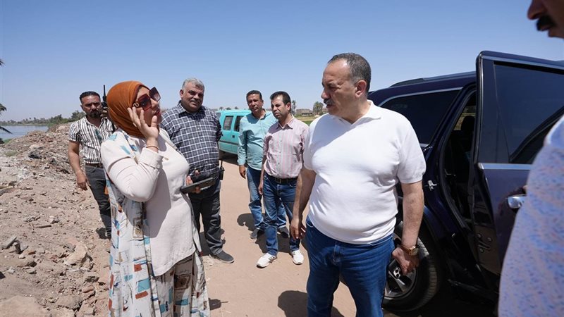محافظ أسيوط أثناء