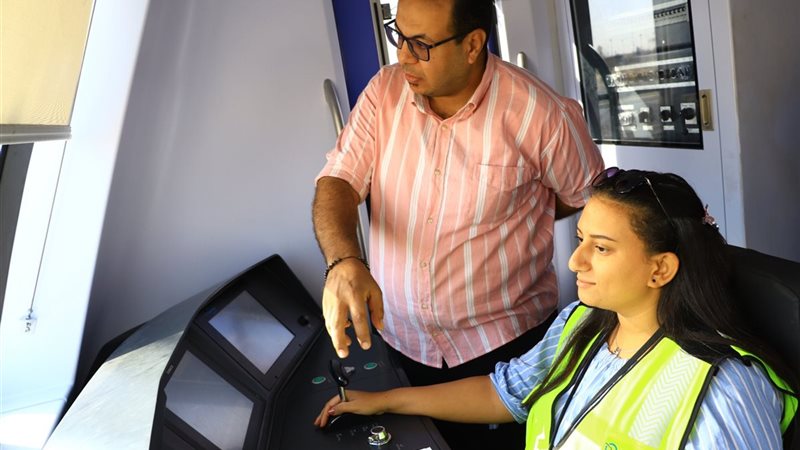 خلال إجراء حوار مع