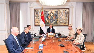 الرئيس السيسي يجتمع مع وزير الزراعة ومدير الأكاديمية العسكرية المصرية