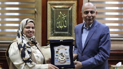 محافظ المنيا يكرم مدير عام الإرشاد الزراعي تقديرًا لدورها في دعم زراعة القمح