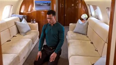 محمد رمضان يثير الجدل بعد أداء الصلاة في طائرته الخاصة