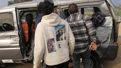 إصابة ٤ أشخاص إثر انقلاب سيارة ميكروباص بطريق أوسيم- الكوم الأحمر 