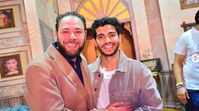 محمد علي رزق يشكر مينا مسعود على حضوره مسرحية «في يوم وليلة»