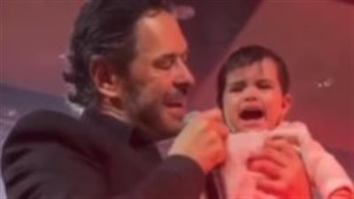 فى حفله بالأردن.. راغب علامة يداعب طفلة صغيرة على المسرح 