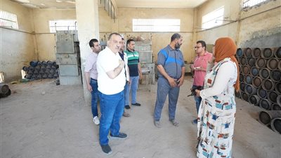 محافظ أسيوط يتفقد مستودع أسطوانات البوتاجاز بالجمعية التعاونية الزراعية بأبنوب