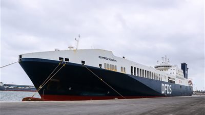 تحت الأمطار.. تداول 26 سفينة حاويات وبضائع عامة في ميناء دمياط 