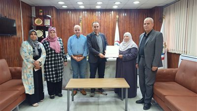وكيل صحة الشرقية يكرم رئيس قسم الشطب بحسابات المديرية لبلوغها سن المعاش