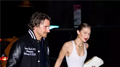 بصورة وقبلة.. الفلسطينية جيجي حديد تؤكد علاقتها ببرادلي كوبر