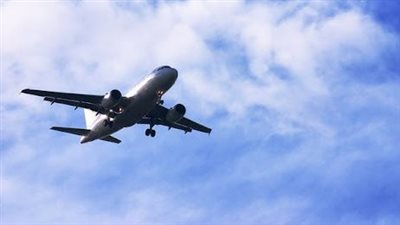 بعد واقعة رمضان.. تعرف على حكم الصلاة في الطائرة وشروطه