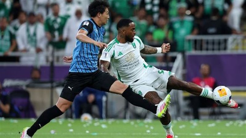 صراع بالكرة بين لاعب