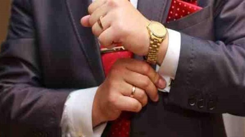 ارتداء السلاسل الذهبيه