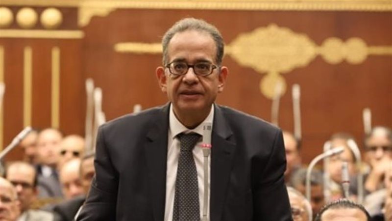 النائب طارق عبدالعزيز،