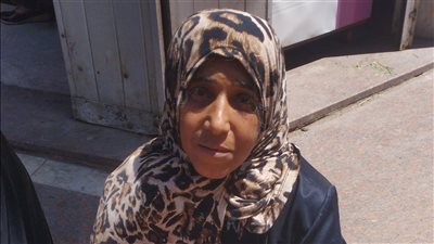 سيدة الكفاح .. نجلاء تتحدى الحياة بـ50 جنيهًا يوميًا وتأمل في شفاء ابنتها