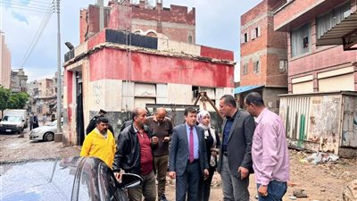 سكرتير عام دمياط يتفقد المنازل الغارقة في قرية «الوسطاني»