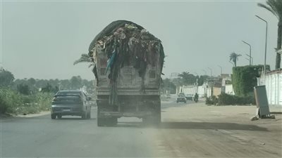 التحفظ على سيارة نقل مخلفات بالجيزة لعدم الالتزام بالمعايير والضوابط