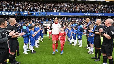 ممر شرفي من تشيلسي لنجوم ليفربول بعد التتويج بلقب الدوري الإنجليزي 