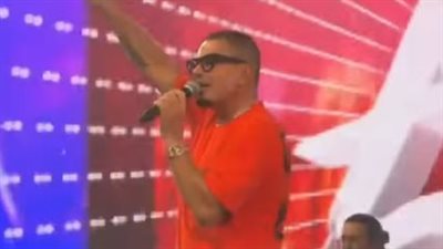 الهضبة عمرو دياب يشعل الأجواء في حفله بالقرية العالمية بدبي