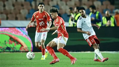 أستاذ إعلام منتقدًا معلق مباراة 