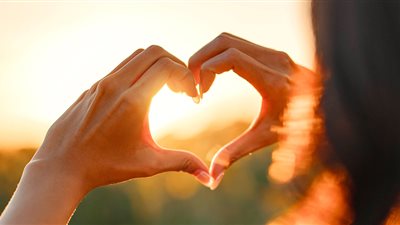 دراسة مثيرة للجدل: الرجال يقعون في الحب أسرع من النساء