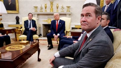 فضيحة أمنية في البيت الأبيض.. اختراق تطبيق غير رسمي استخدمه مستشار ترامب