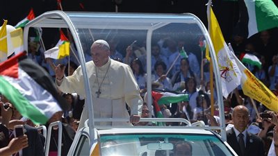 تحويل سيارة البابا فرنسيس إلى عيادة صحية متنقلة لعلاج أطفال غزة