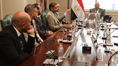 وزير الكهرباء يجتمع بمسئولي شركة 