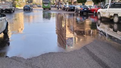 كسر ماسورة مياه رئيسية يتسبب في شلل مروري بشارع البحر في طنطا