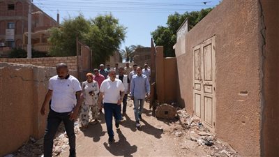 محافظ أسيوط يتفقد مركز تنمية الأسرة ببني محمديات ويوجه بإخلاء 11 جمعية أهلية 