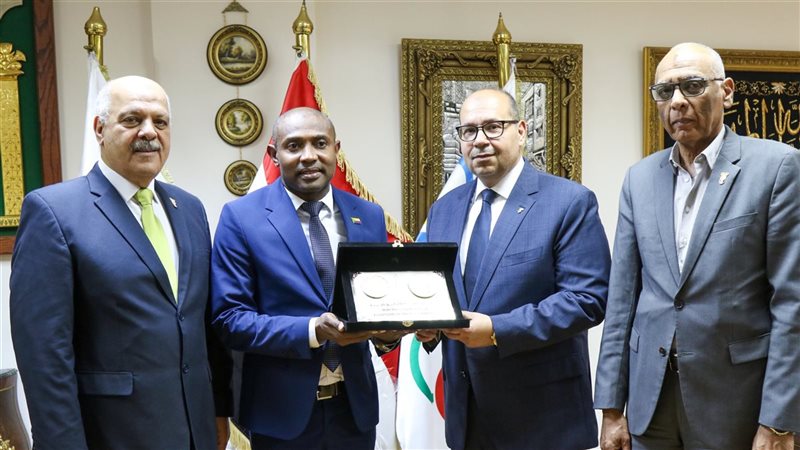 ياسر إدريس يبحث مع