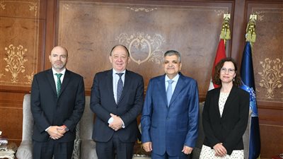 السفير الأرجنتيني: قناة السويس لا غنى عنها لحركة التجارة العالمية وعبور السفن