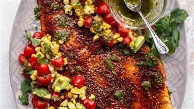 طريقة عمل السلمون المشوي مع صلصة الشيميشوري.. نكهات منعشة لعشاء خفيف وصحي