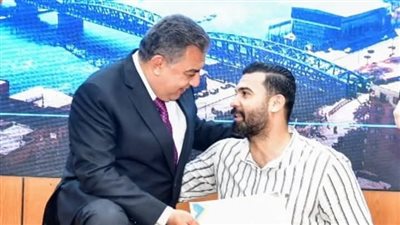 في مشهد إنساني.. محافظ الدقهلية ينحني لتكريم عامل من ذوي الهمم