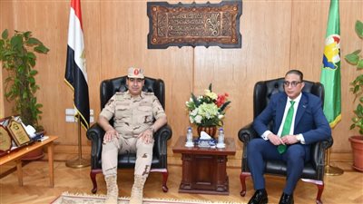 محافظ الفيوم يلتقي قائد قوات الدفاع الشعبي والعسكري على هامش الندوة التثقيفية 