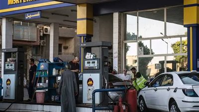 ردا على شائعة الغش .. «البترول » : البنزين فى محطات التمويل مطابق للمواصفات 