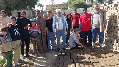 من السبورة إلى الطين.. مبادرة معلموا قرية فزارة بسوهاج في صناعة طوب بناء المقا