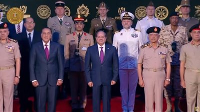 السيسي يلتقط صورًا تذكارية خلال افتتاح بطولة العالم العسكرية للفروسية الـ25