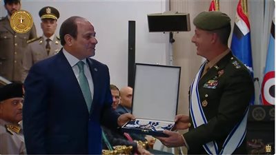 رئيس المجلس الدولي للرياضة العسكرية يُسلم وشاح المجلس للرئيس السيسي