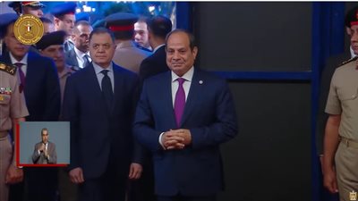 الرئيس السيسي يستمع للسلام الجمهوري في افتتاح بطولة العالم للفروسية