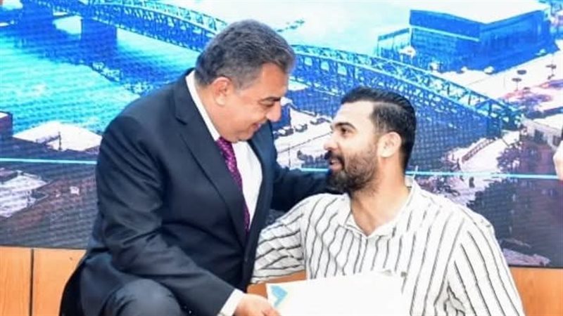 محافظ الدقهلية ينحني