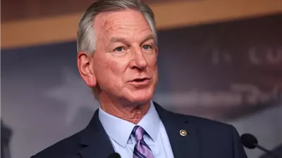 سيناتور جمهوري يدعم ترامب في ترحيل المهاجرين دون محاكمات قانونية 