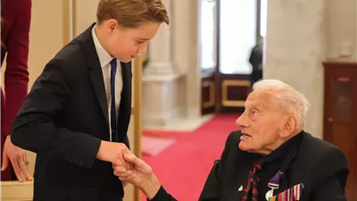 ظهور الأمير جورج المفاجئ في ذكرى يوم النصر يلمح إلى ملك المستقبل