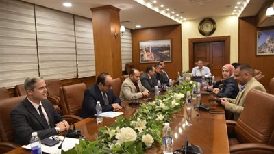 محافظ بورسعيد يوجه بتذليل العقبات أمام المستثمرين لزيادة عدد المصانع