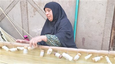 أياد لا تعرف البطالة.. سيدات المنوفية يبدعن في صناعة الحصير بقرية سلامون