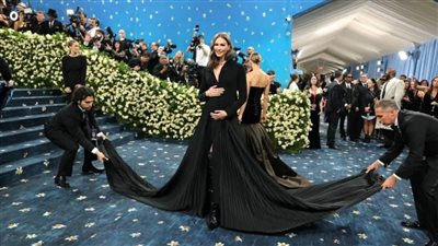 بطريقة مبهجة.. نجمات يكشفن عن حملهن في حفل ميت جالا 2025