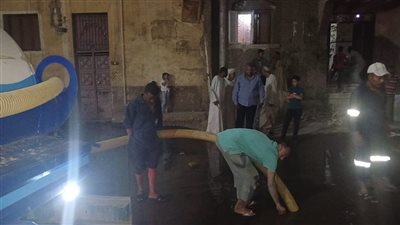 رئيس مدينة قوص يشرف على أعمال إصلاح شبكة الصرف الصحي بمنطقة العمري بقنا 