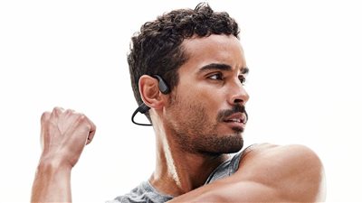 هل تضع سماعات الأذن أثناء التمرين؟ احذر هذه المخاطر 