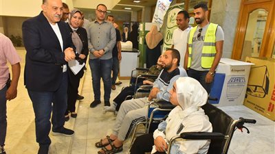 محافظ أسيوط يسلم كراسي متحركة وسماعات طبية للأطفال ذوي الهمم وأجهزة للعرائس