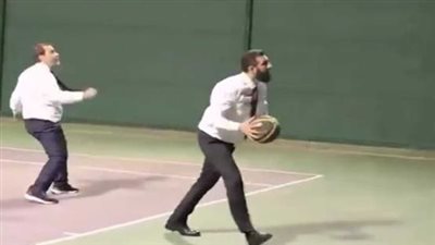 بلقطة رياضية غير تقليدية وسط دمشق.. الرئيس السوري يلعب كرة السلة