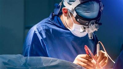 لأول مرة عالميًا.. أطباء ينجحون في استئصال ورم بالعمود الفقري عبر العين